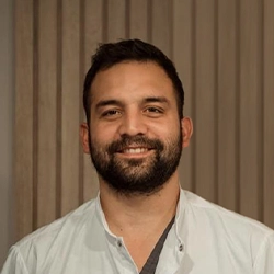 Retrato del Dr. Carrizo Santiago Pablo, médico especialista en cirugía general, en entorno profesional.