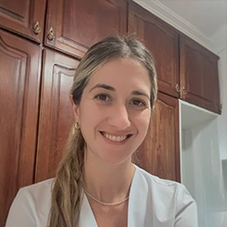 Retrato de la Dra. Venier Melisa, médica especialista en otorrinolaringología, en entorno profesional.