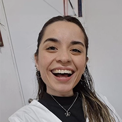 Retrato de la Lic. Argüello Sofía Ayelén, nutricionista especializada en nutrición integral, en entorno profesional.