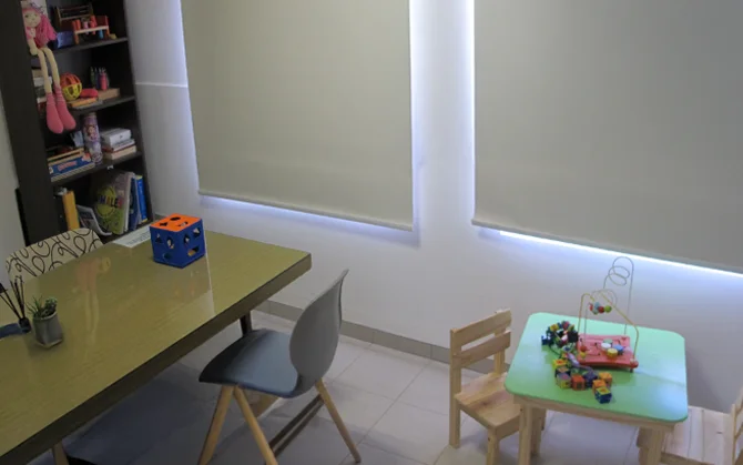 Consultorio de psicología infantil en el Centro Médico Integral Tancacha con mesa de trabajo y área de juegos