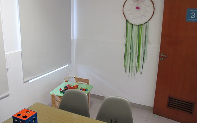 Consultorio de psicología infantil en el Centro Médico Integral Tancacha con área de juegos y mesa de trabajo