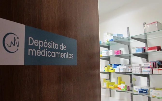 Depósito de medicamentos en el Centro Médico Integral Tancacha con estanterías organizadas