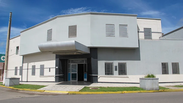 Fachada del Centro Médico Integral Tancacha con entrada accesible y diseño moderno