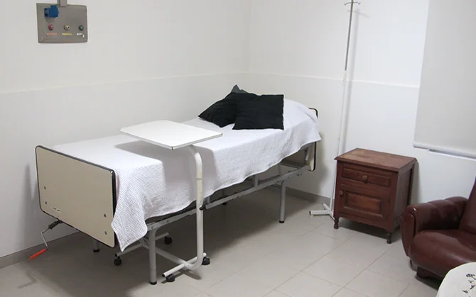 Habitación de hospitalización en el Centro Médico Integral Tancacha con cama médica y mobiliario