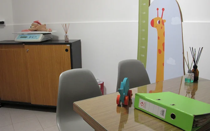 Detalle del consultorio pediátrico en el Centro Médico Integral Tancacha con mobiliario y decoración infantil