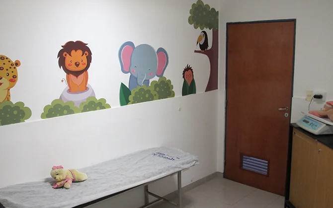 Consultorio de pediatría en el Centro Médico Integral Tancacha con decoración infantil y camilla