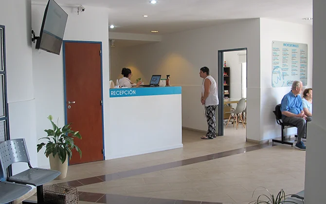 Recepción e ingreso del Centro Médico Integral Tancacha con atención al paciente y sala de espera