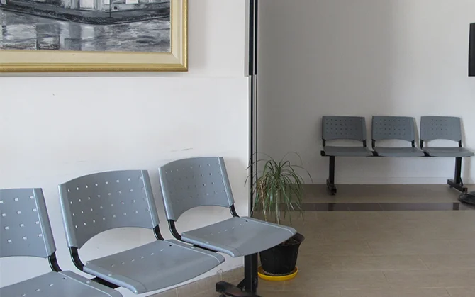 Sala de espera en la recepción del Centro Médico Integral Tancacha con asientos cómodos y un ambiente moderno